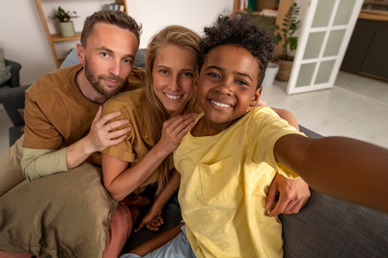 Famille avec un enfant adopté